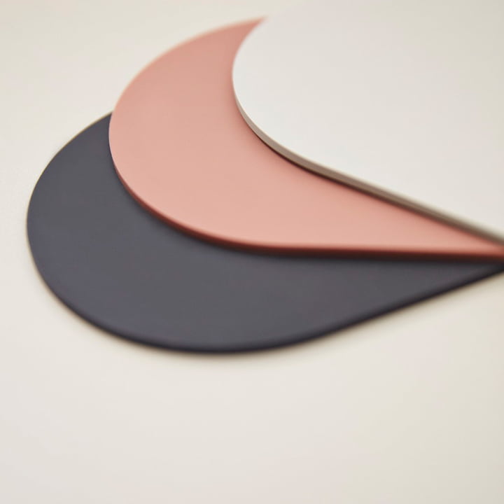 Stilla Les sets de table et sous-verres en verre de AYTM en différentes couleurs