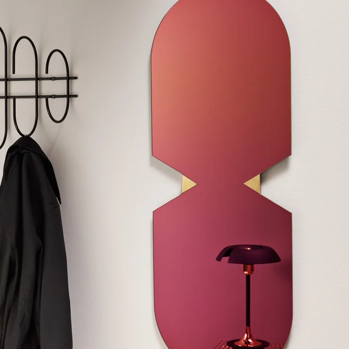 La version Rainbow du miroir Verto de AYTM éclaire la pièce.