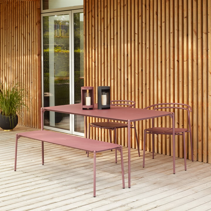 Le Novo banc de AYTM avec d'autres meubles de la Novo Collection