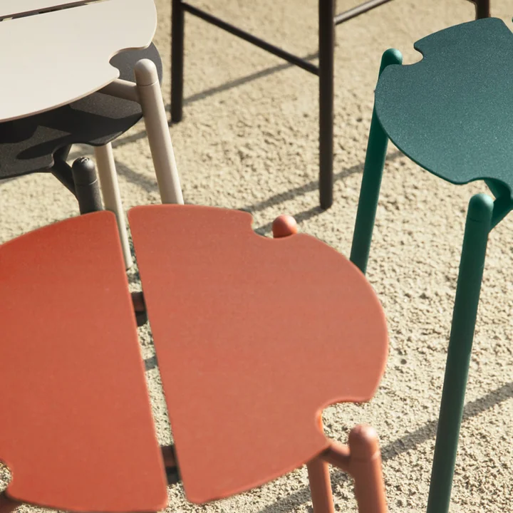 L'assise particulière du tabouret Novo de AYTM