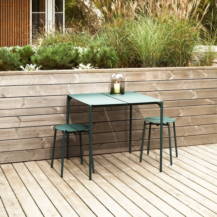 Le tabouret Novo de AYTM sur la terrasse en bois