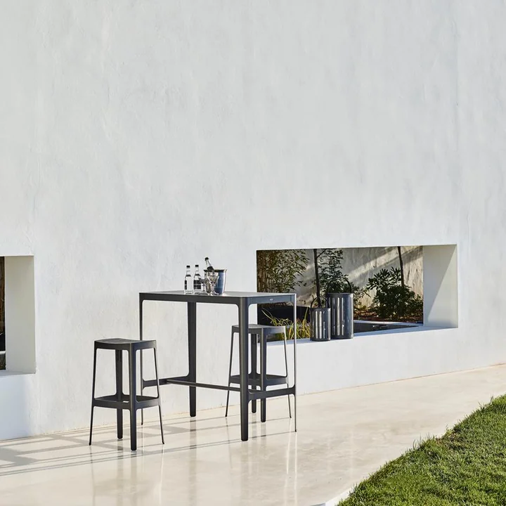 L'intemporel Cut tabourets et table de bar de Cane-line