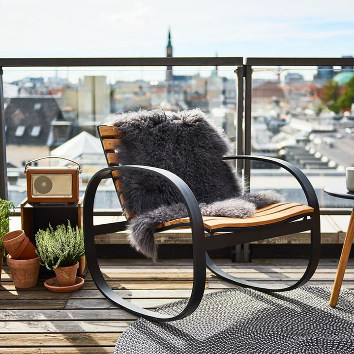 Le rocking chair Parc Outdoor de Cane-line sur la terrasse du toit