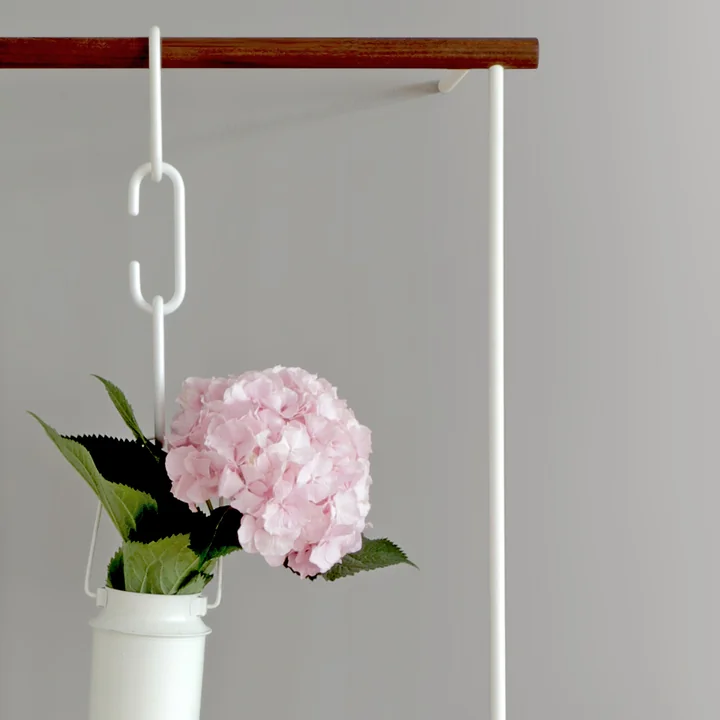 Armoire minimaliste pour les vêtements et la décoration