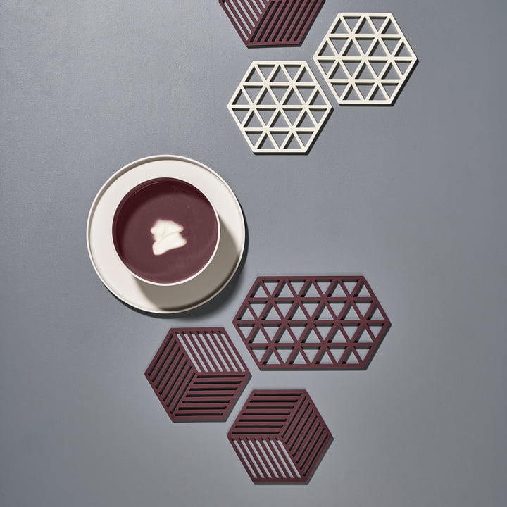 Les Hexagon et Triangle dessous de verre de Zone Denmark en rouge betterave