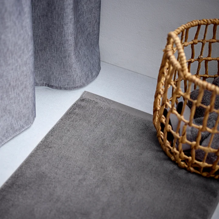 Le tapis de bain Comfort de Södahl devant la douche