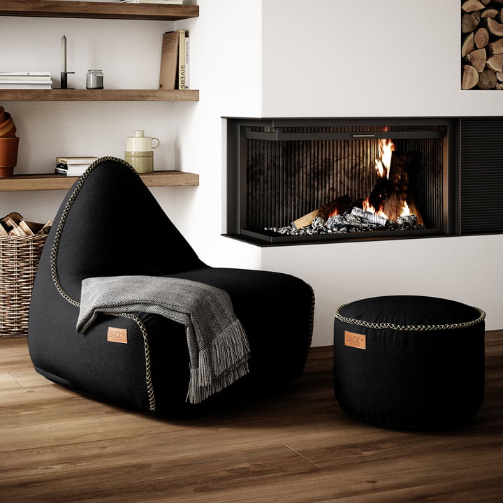 Canvas Le Pouf d'intérieur RETRO it et le pouf de SACK it près de la cheminée