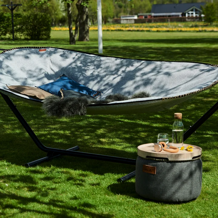 Le Pouf de RETRO it Cobana Drum Outdoor de SACK it comme table d'appoint