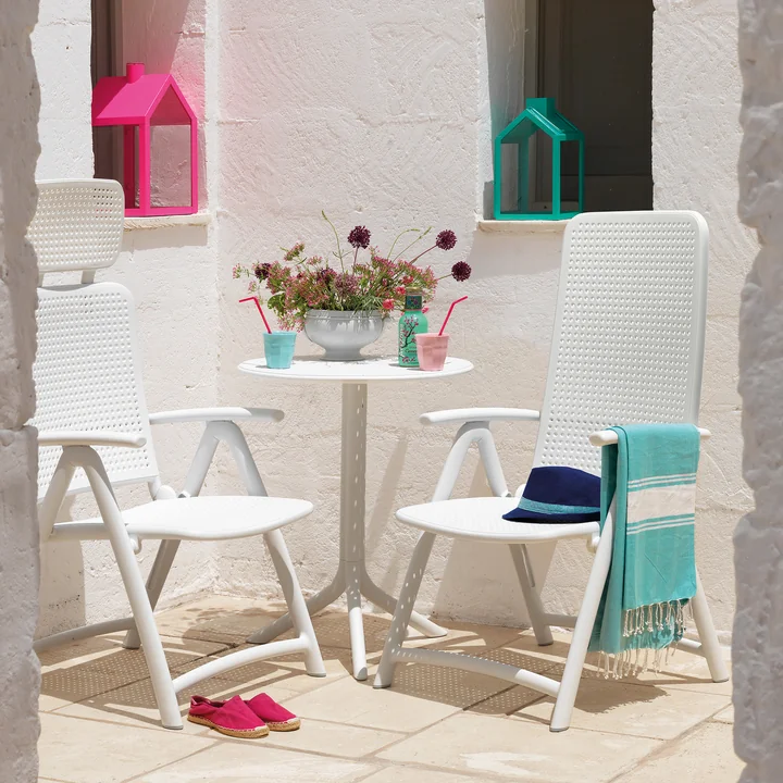 La chaise Acquamarina Relax chaise de jardin et le Darsena Relax Fauteuil pliable de Nardi sur la terrasse estivale en pierre