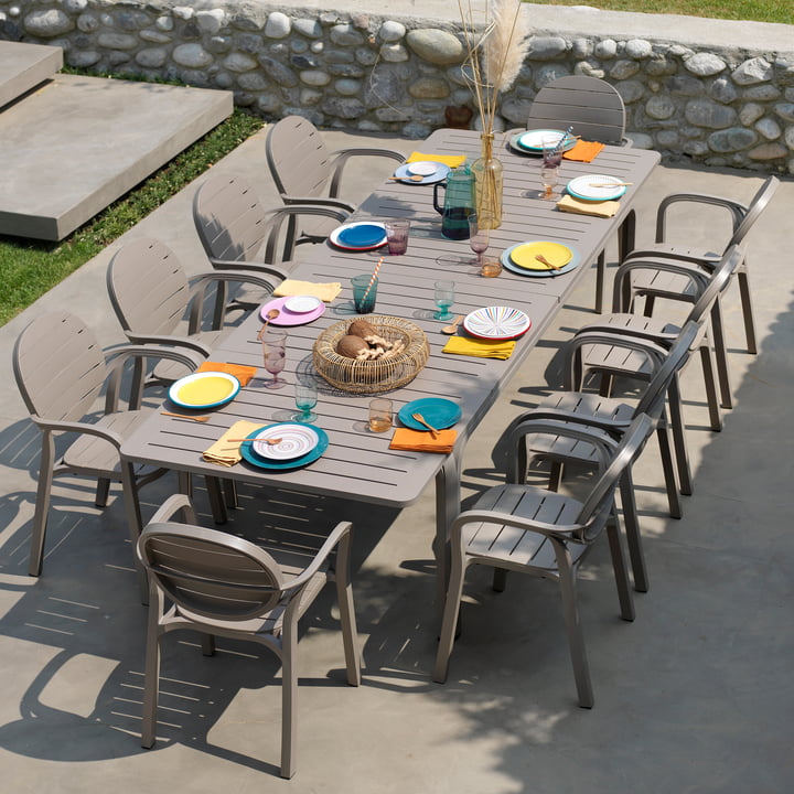 Les fauteuils Palma à la table à rallonge Alloro de Nardi sur la terrasse en pierre