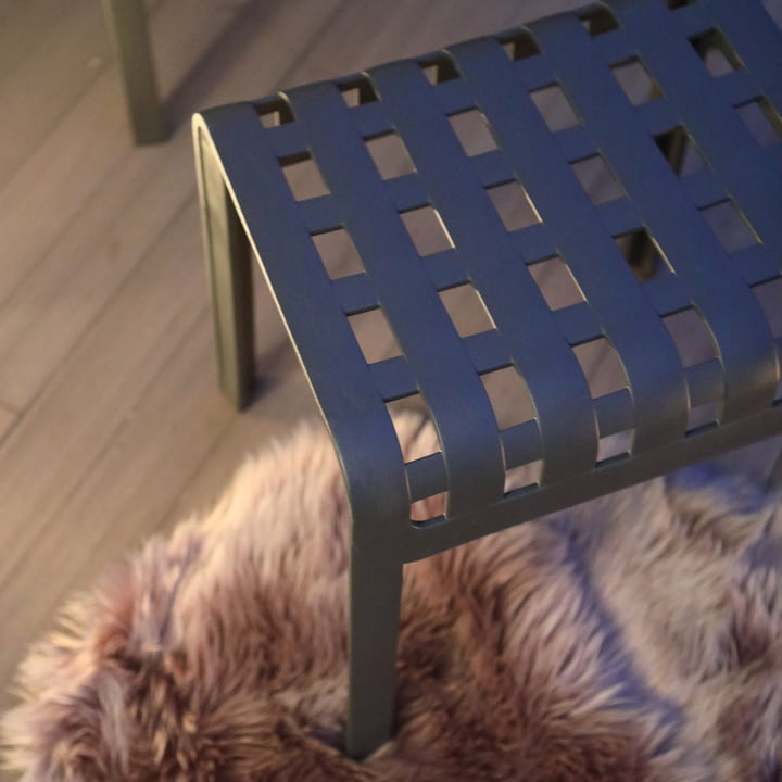 Le tabouret Poggio de Nardi peut servir de tabouret pour les pieds ou de siège.
