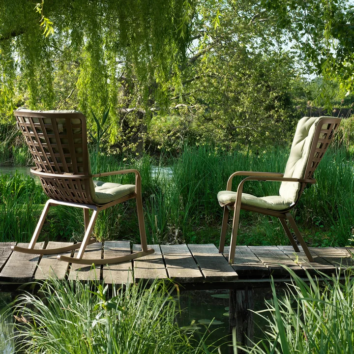 Le site Folio chaise d'extérieur et le Folio fauteuil à bascule avec kit d'extension en nature