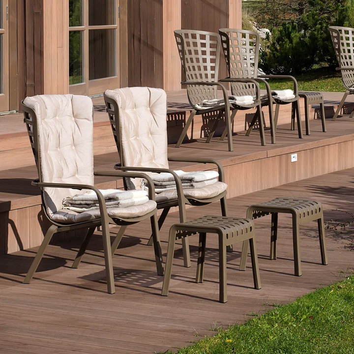 Le fauteuil Folio, le tabouret Poggio et le coussin d'assise de Nardi dans le domaine des collectivités