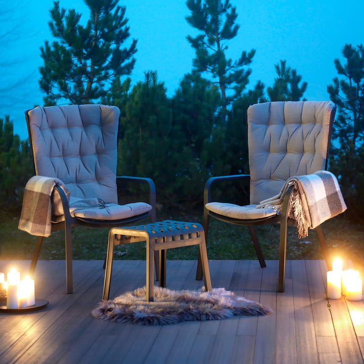 Les fauteuils Folio avec le tabouret Poggio le soir sur la terrasse