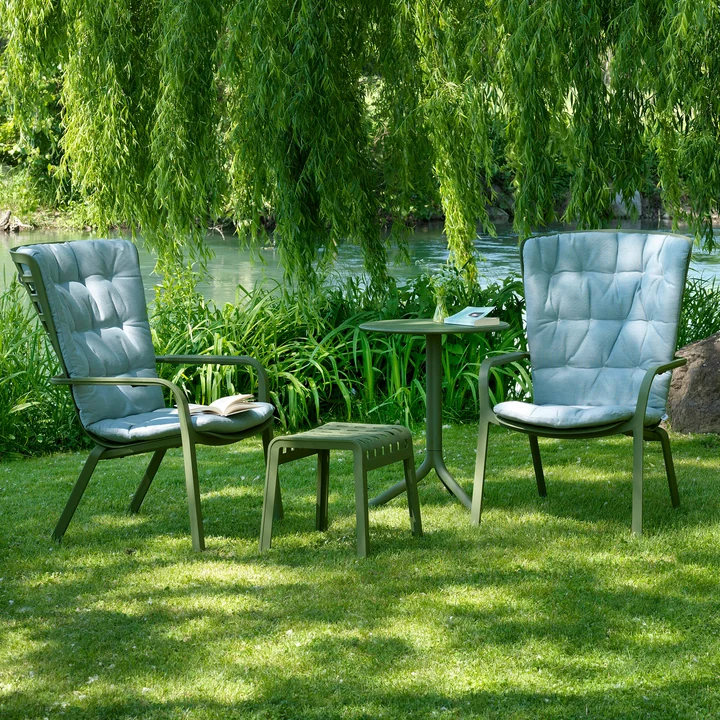 Les fauteuils verts Folio et le tabouret Poggio dans le jardin