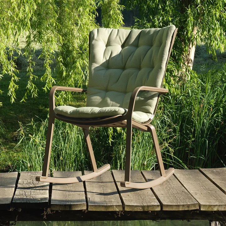La chaise à bascule Folio avec siège sur un bar