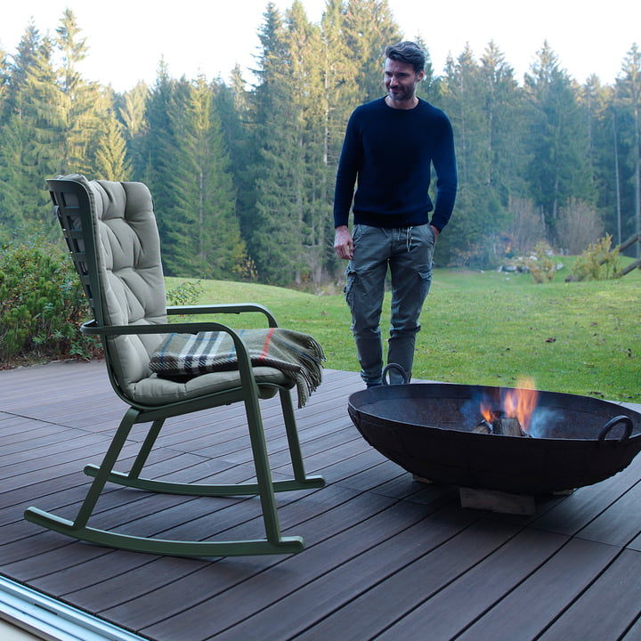 La chaise d'extérieur Folio de Nardi avec le bol de feu sur la terrasse
