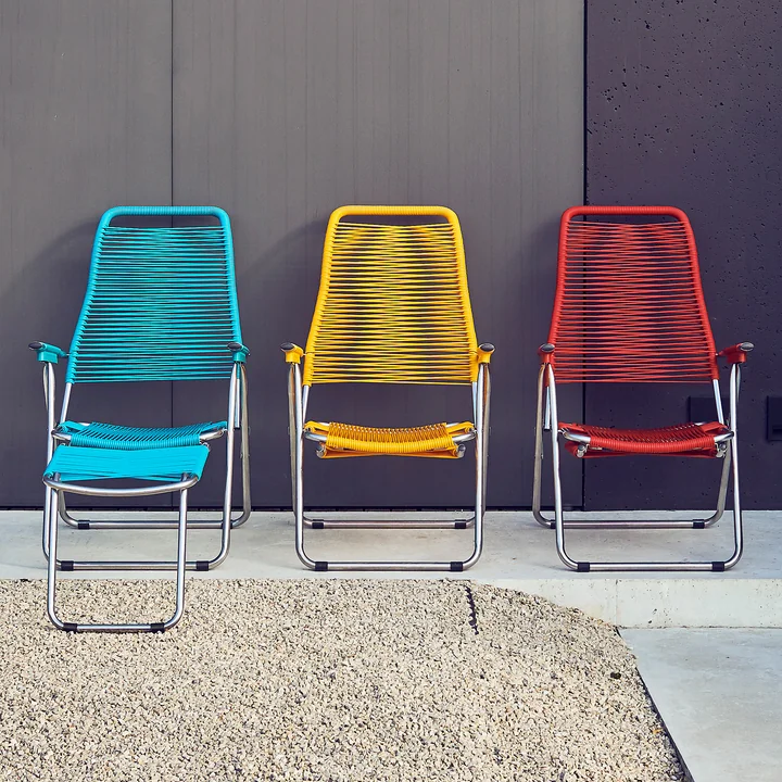 La chaise longue Spaghetti de Fiam en pétrole estival, bleu et rouge