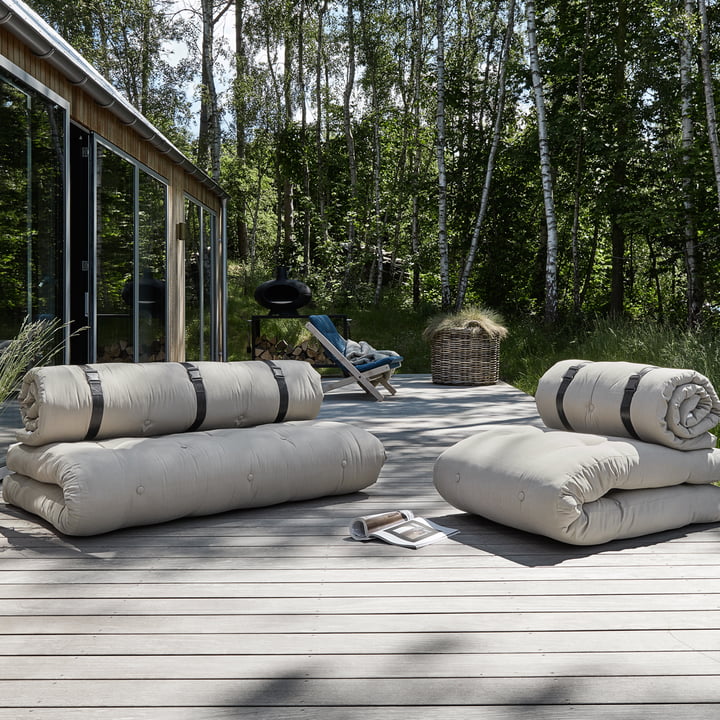 Les canapés Buckle Up OUT de Karup Design sur la terrasse en bois