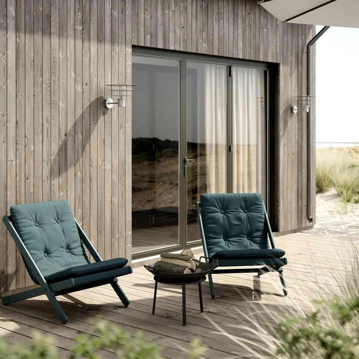 La chaise pliante Boogie de Karup Design sur la terrasse maritime en bois