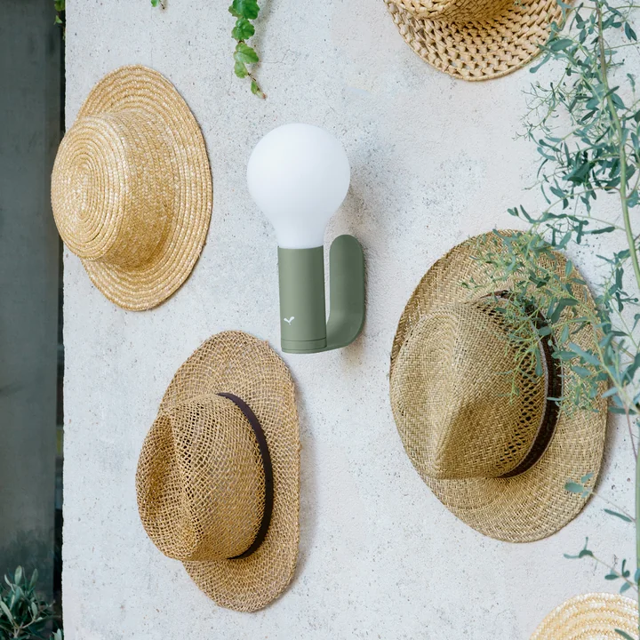 La lampe d'extérieur cool Aplo de Fermob suspendue au mur