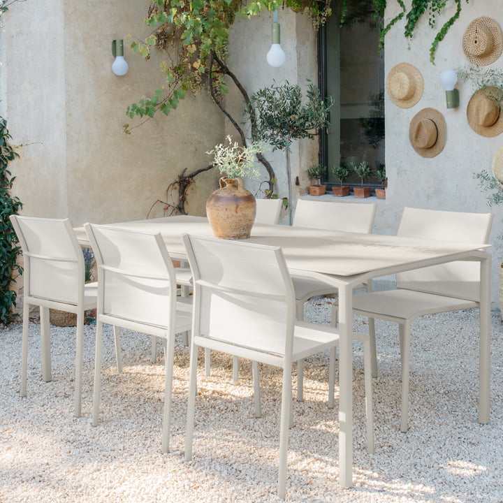 La table aérée Calvi de Fermob sur la terrasse