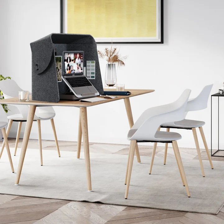 Le séparateur de pièce Fold-Up Workspace de Wilkhahn sur la table à manger