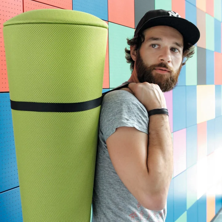 Le tabouret Stand-Up de Wilkhahn avec boucle pour le transport
