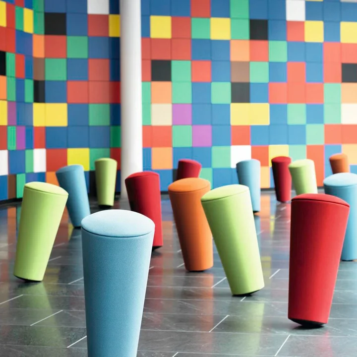 Le tabouret Stand-Up de Wilkhahn en différentes couleurs vives