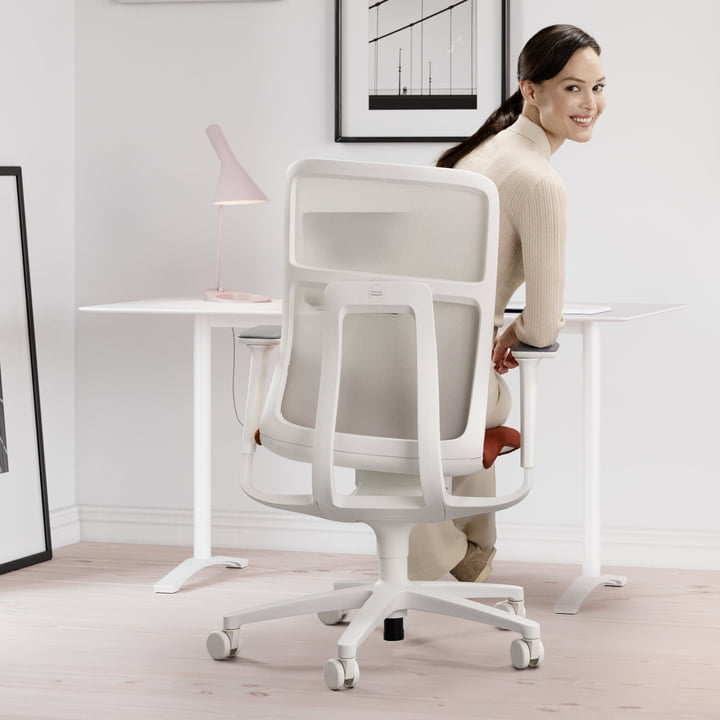 Le bureau Aline de Wilkhahn avec le fauteuil pivotant de bureau AT Mesh