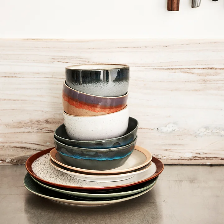 Les différentes assiettes 70's de HKliving empilées