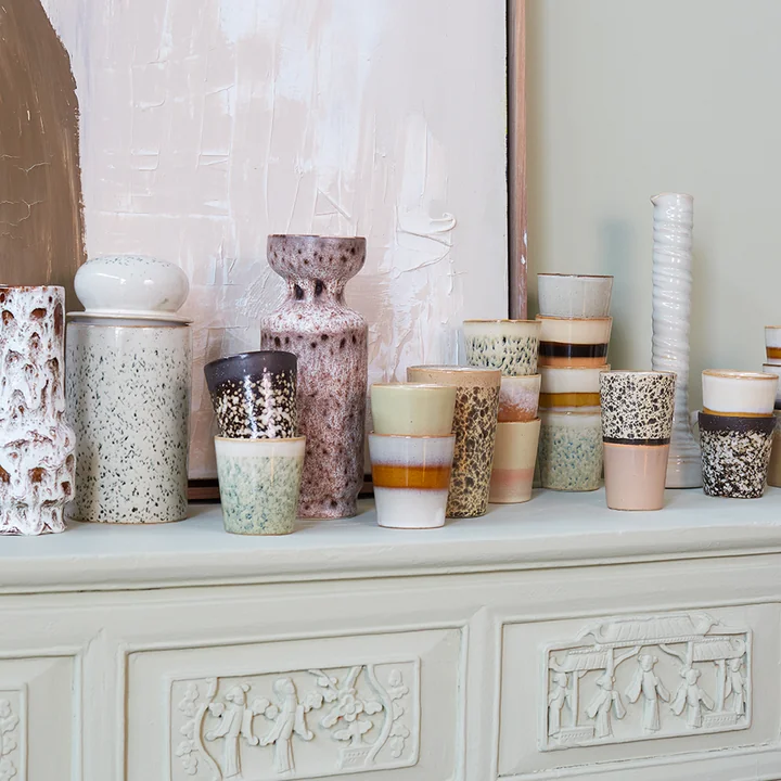 Les tasses à café artisanales 70's & Tasses de HKliving sur une commode