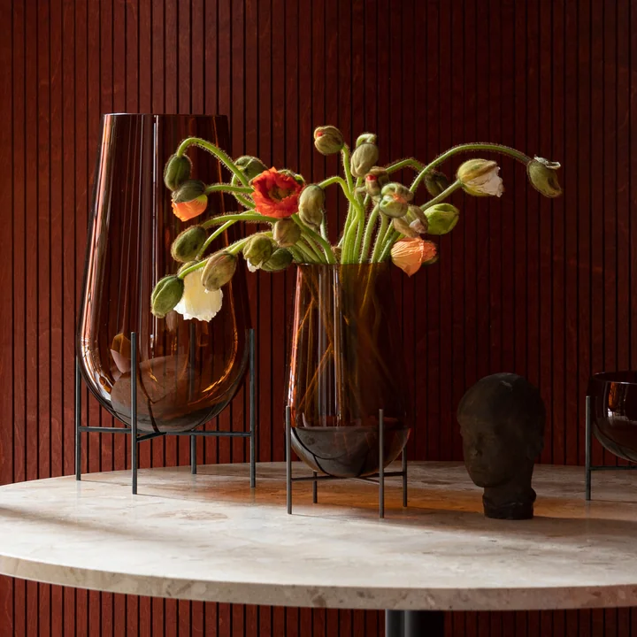 Le vase Echasse de Audo en ambre avec des coquelicots