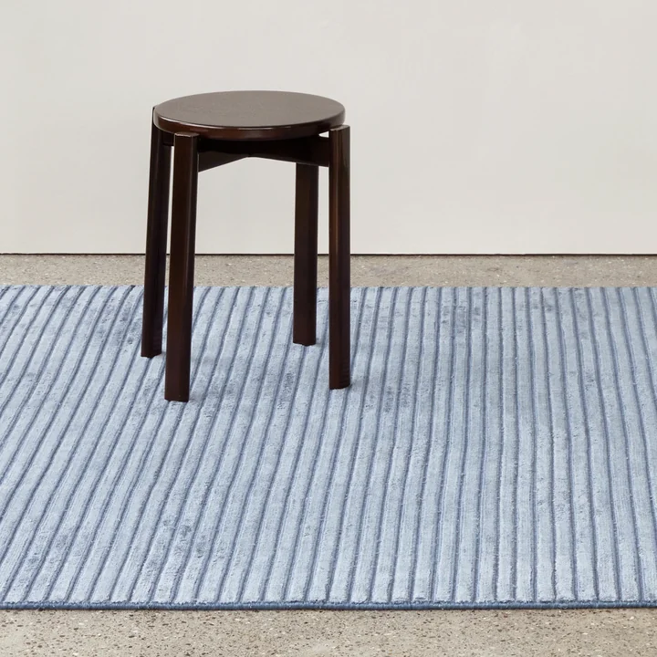 Le tabouret Passage sur le tapis bleu Houkime de Audo