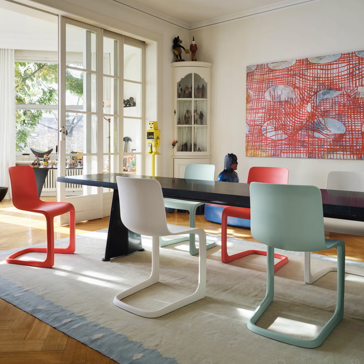 Les chaises colorées EVO-C tout en plastique de Vitra à la table à manger