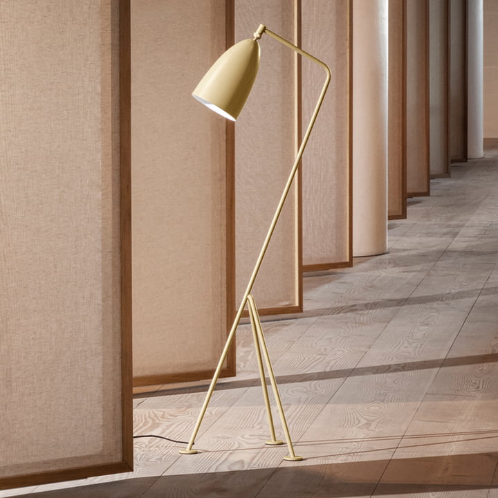 Gräshoppa Lampadaire GM1 de Gubi en marron olive