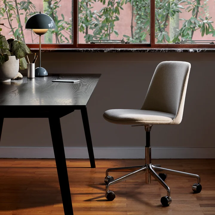 Le fauteuil pivotant Rely HW31 de & Tradition au bureau