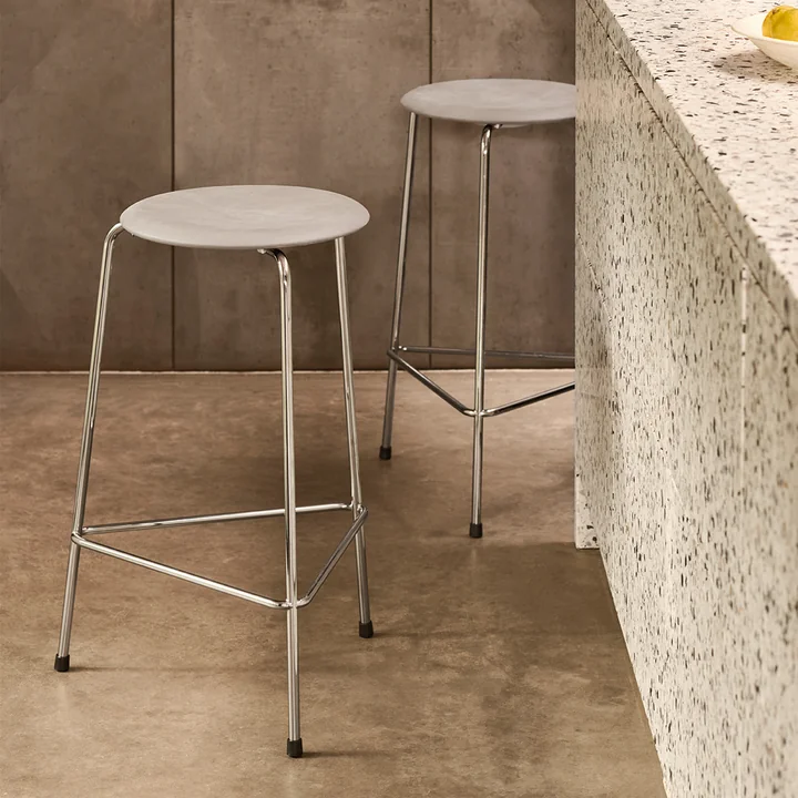 Le tabouret de bar Dot de Fritz Hansen est respectueux des ressources naturelles