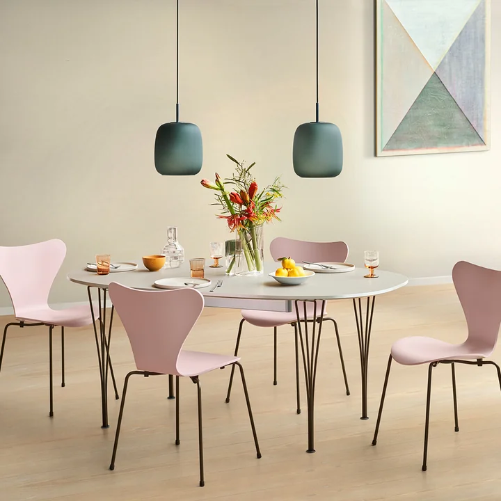 La lampe suspendue Maluma H350 de Fritz Hansen en mousse au-dessus de la table à manger