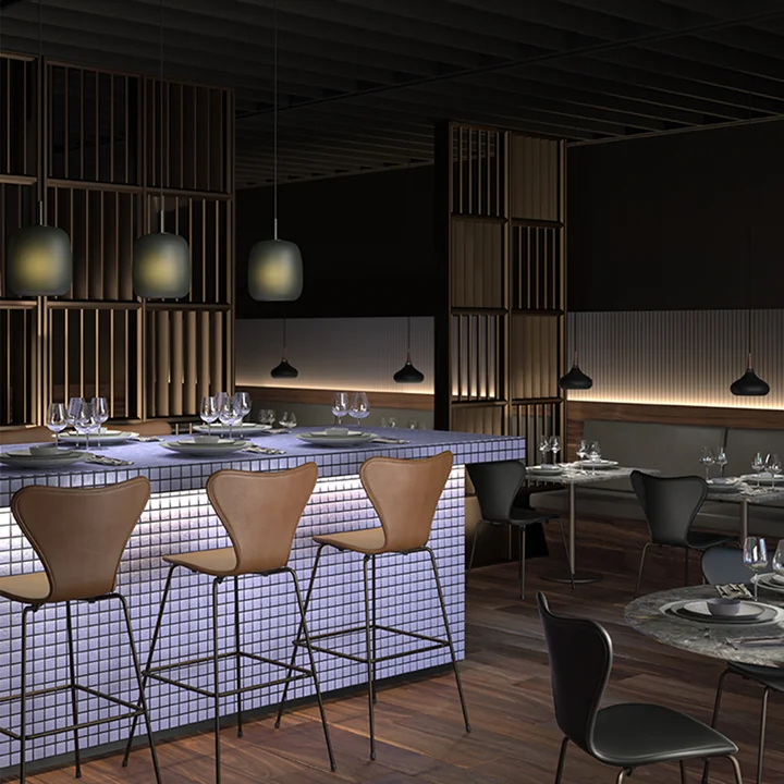 Les luminaires suspendus Maluma H350 de Fritz Hansen dans le restaurant