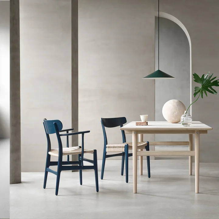La chaise CH26 et la chaise CH23 de Carl Hansen dans le nouveau coloris north sea