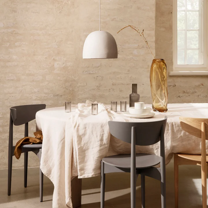 Herman Chaise (structure en bois) de Ferm Living comme chaise de salle à manger