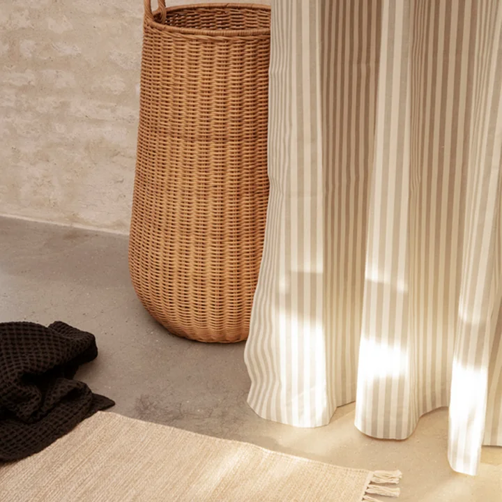 Chambray Rideau de douche, tapis de bain Melange et panier à linge en rotin de Ferm Living