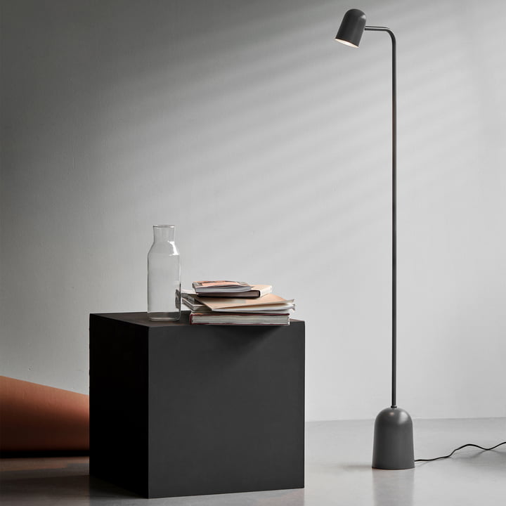 Le lampadaire Buddy gris foncé de Northern s'adapte à toutes les ambiances.