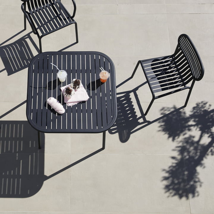 Week-End La table et les chaises de Petite Friture sont parfaites pour l'extérieur