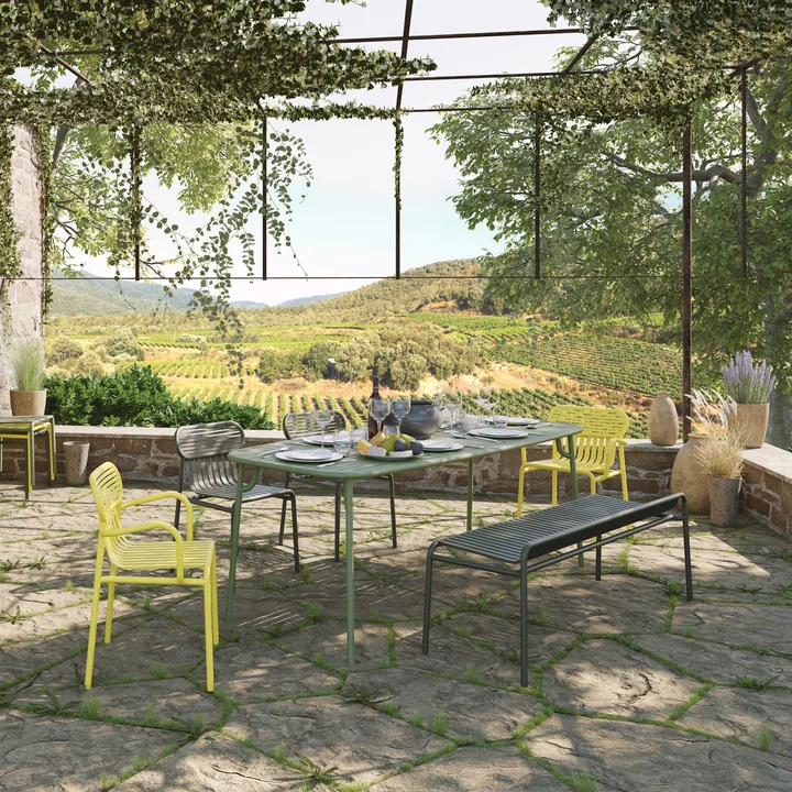 Les meubles d'extérieur Week-End de Petite Friture sur une terrasse française