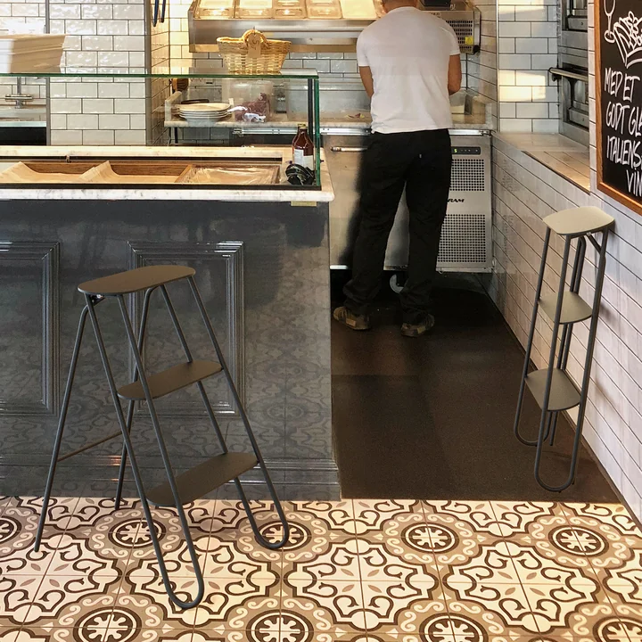 Le tabouret marcheur Bukto de Frost dans le restaurant