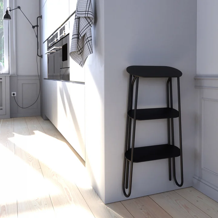 Le tabouret marcheur Bukto de Frost est accroché au mur