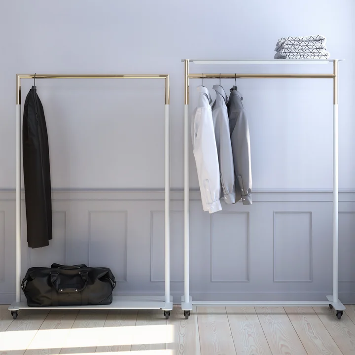 Le portemanteau à roulettes de Bukto et le rangement de Frost avec les vêtements