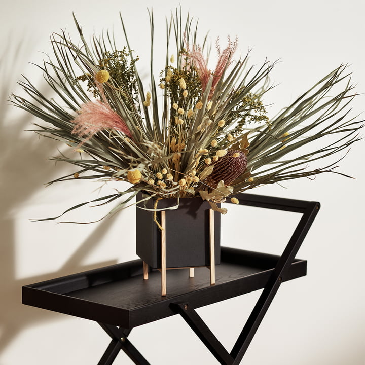 Le Botanic Pot de Design House Stockholm avec un bouquet luxuriant